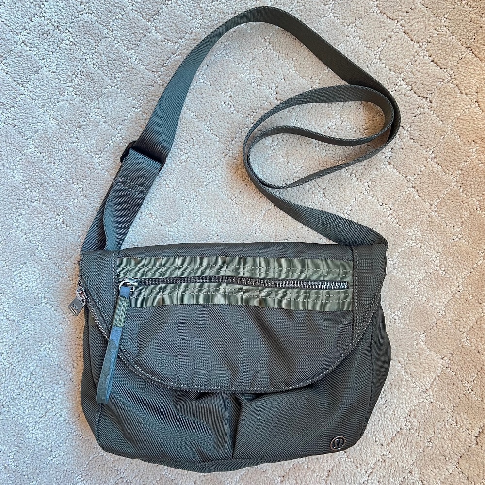 Lululemon Army Green Festival II Crossbody Bag *EUC